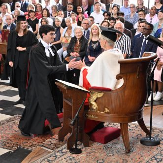 Dr. Rami Aly erhielt seinen Doktortitel von der Universität Cambridge.