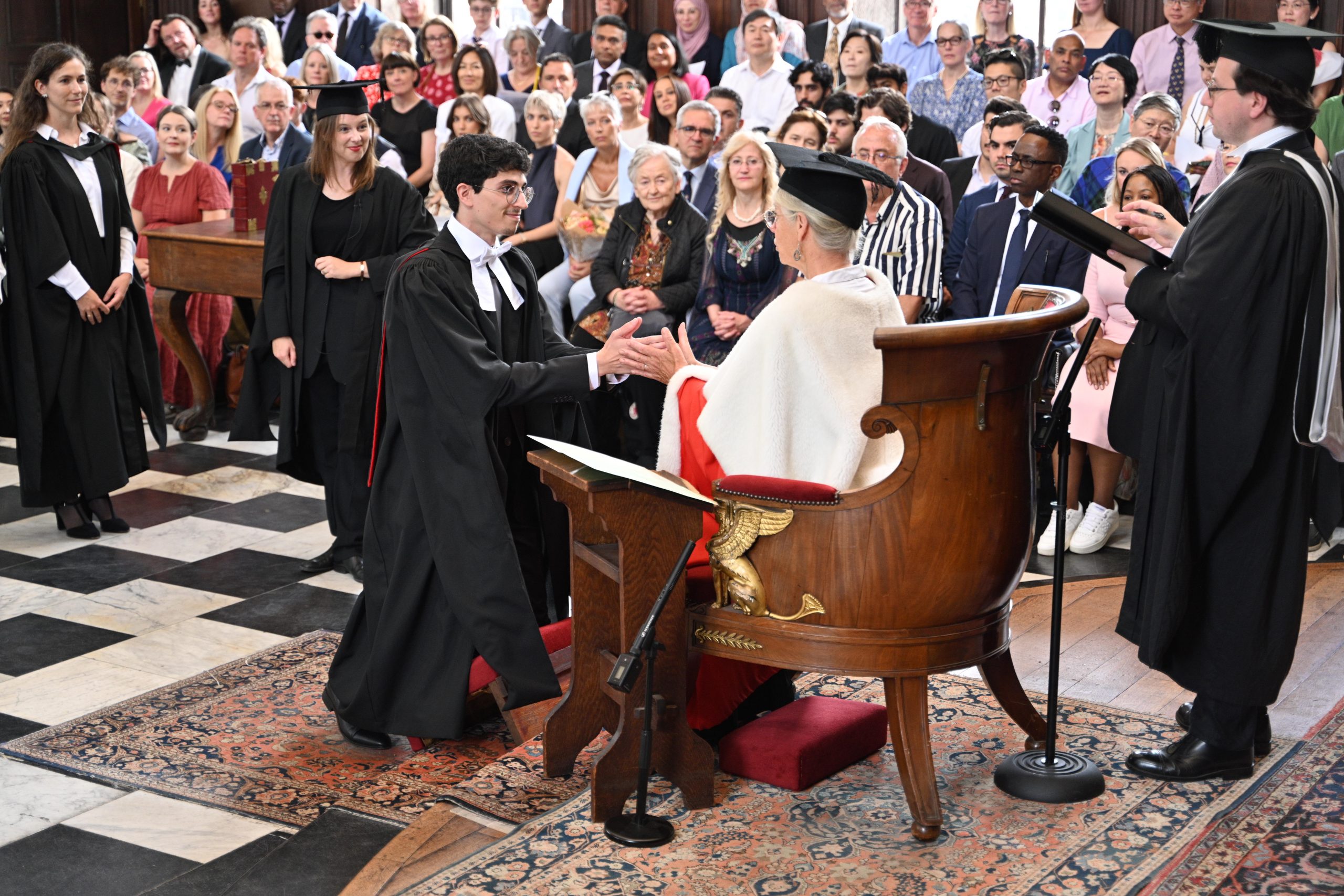 Dr. Rami Aly erhielt seinen Doktortitel von der Universität Cambridge.